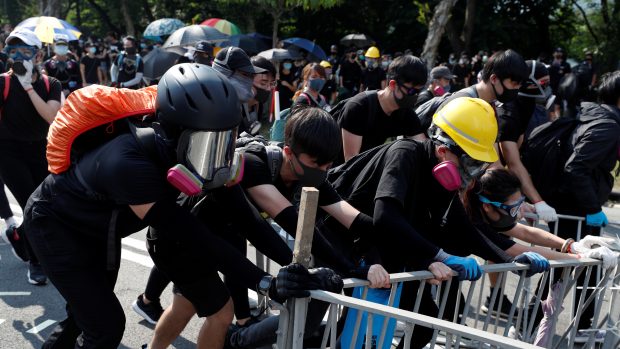 Tisíce prodemokratických demonstrantů, oblečených do černé barvy, se v úterý zapojily do protestního průvodu v centru Hongkongu