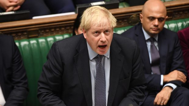 Britský premiér Boris Johnson při hlasování v parlamentu.