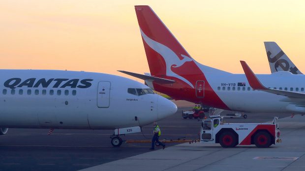 Letadlo společnosti Qantas na letišti v australském Adelaide