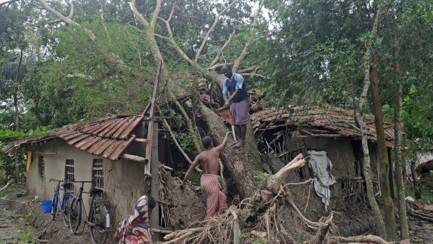 Cyklon Bulbul si v Indii a Bangladéši vyžádal nejméně 14 obětí.