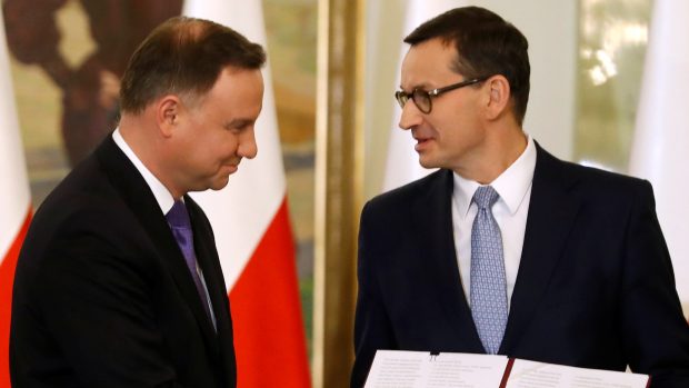 Polský prezident Duda (vlevo) jmenoval Mateusze Morawieckého premiérem