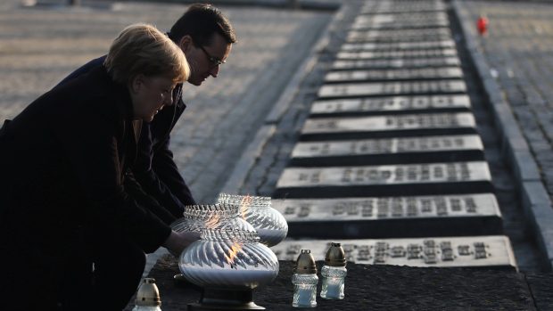 Německá kancléřka Angela Merkelová a polský premiér Mateusz Morawiecki pokládají svíce na památník v bývalém koncentračním táboře Auschwitz-Birkenau.