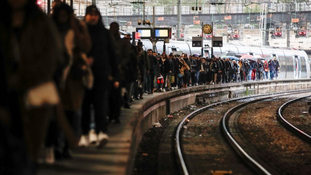 Cestující u vlakového nádraží Gare Saint-Lazare v Paříži