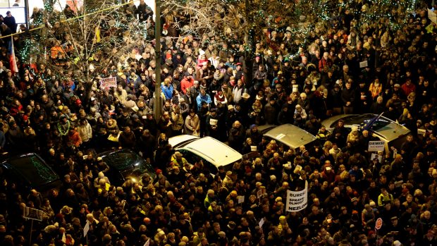 Demonstranti zaplnili horní část Václavského náměstí v Praze