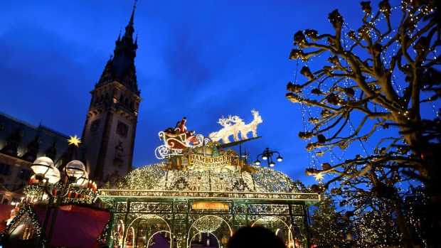 V německém městě Hamburg každoročně navštěvují tisíce lidí tamní vánoční trhy.