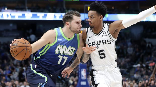 Dejounte Murray (vpravo) brání Luku Dončiče během vzájemného zápasu NBA