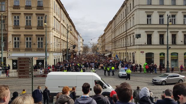 Středoškolští demonstranti v Praze pochodují za lepší klimatické podmínky na Zemi.