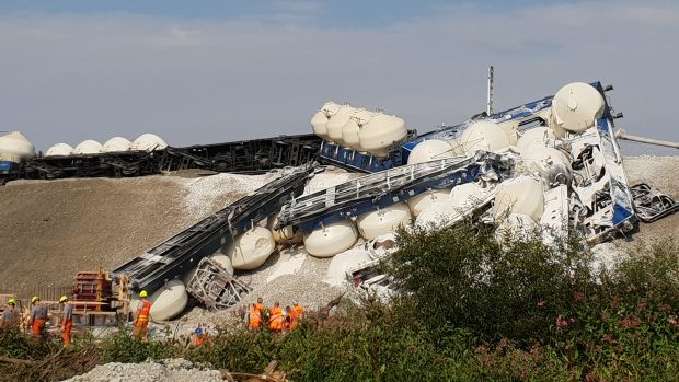 Na trati mezi Mariánskými Lázněmi a Plzní vykolejil vlak s vápencem. Fotografie z pondělí