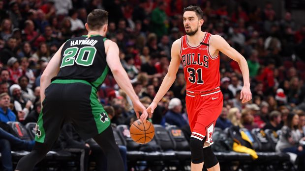 Gordon Hayward z Bostonu Celtics brání rozehrávače Chicaga Bulls Tomáše Satoranského