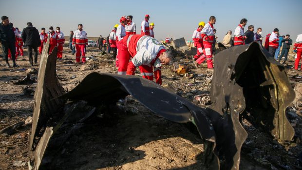 Zástupci Červeného půlměsíce prohledávají trosky letadla