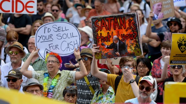 Demonstranti v Sydney v souvislosti s požáry sužujícími Austrálii protestují proti postupu vlády a žádají její demisi.