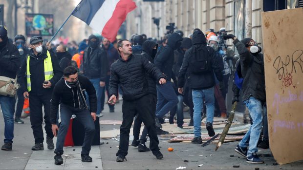 Třicátým osmým dnem ve Francii pokračují protesty proti chystané vládní reformě penzijního systému. V Paříži musela zasahovat policie.