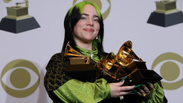 Zpěvačka Billie Eilish získala cenu Grammy za nejlepší píseň roku (Bad Guy), nejlepšího nového interpreta a album roku (When We All Fall Asleep, Where Do We Go?)