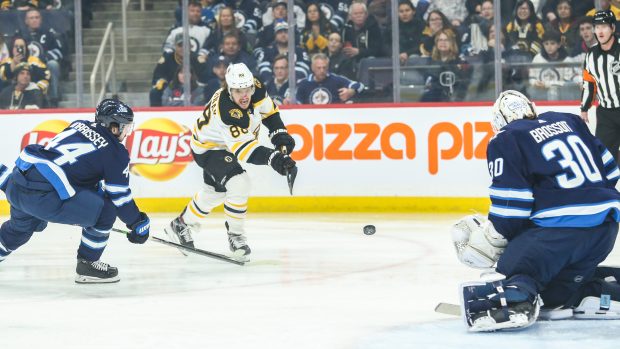 Útočník Bostonu David Pastrňák v zápase proti Winnipegu