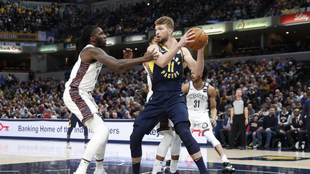 Taurean Prince z Brooklynu Nets brání Domantase Sabonise z týmu Indiana Pacers