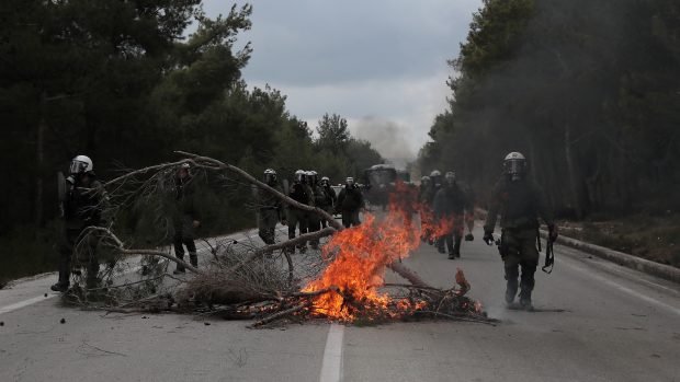 Demonstrace proti stavbě střediska pro migranty na řeckých ostrovech