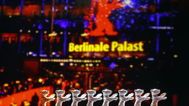 Festivalové sošky vyrovnané před zahájením slavnostního ceremoniálu 70. ročníku Berlinale