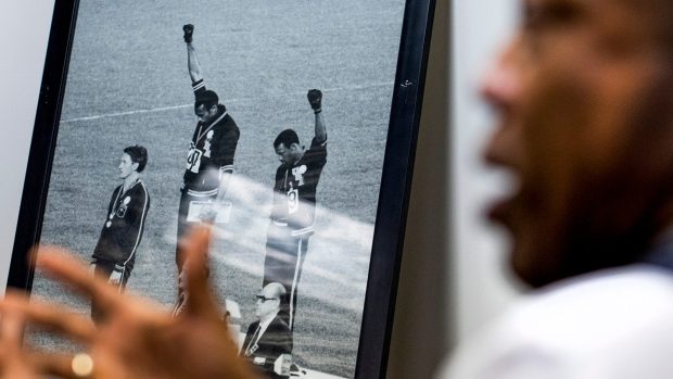 John Carlos na OH v Mexiku na stupních vítězů společně se svým krajanem Tommiem Smithem pozvedl ruku se zaťatou pěstí na podporu černošského hnutí Black Power.