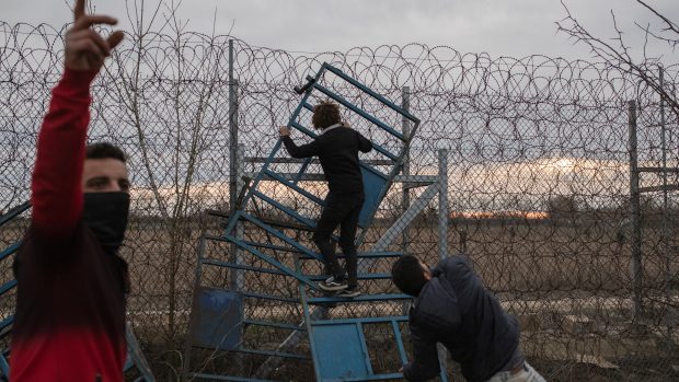 Migranti se snaží na hranici Turecka s Řeckem přelézt plot