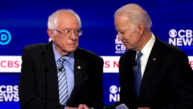 Bernie Sanders (vlevo) a Joe Biden (vpravo)