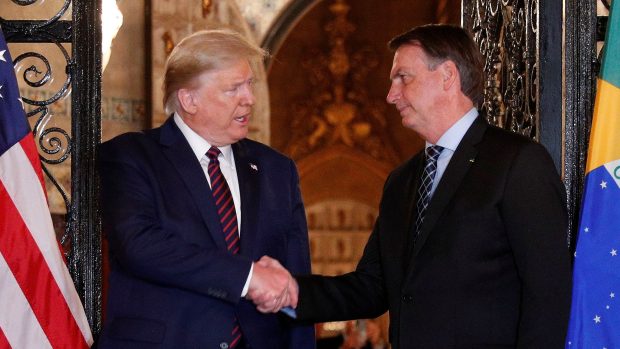 Donald Trump a Jair Bolsonaro při setkání na Floridě. Pár dní poté se ukázalo, že poradce brazilského prezidenta se nakazil koronavirem.