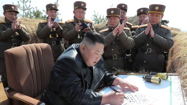 Severokorejský vůdce Kim Čong-un vede balistickou palbu