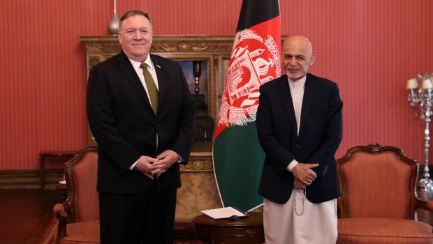 Americký ministr zahraničí Mike Pompeo (vlevo) a jeden z afghánských prezidentů Ašraf Ghání