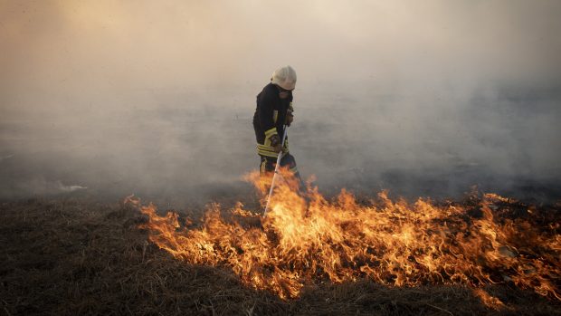 Polští hasiči pokračují v hašení hořícího porostu v mokřadech v Biebrzańském národním parku, největším chráněném území v Polsku