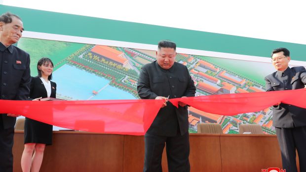 Severokorejský vůdce Kim Čong-un při otevření továrny na hnojiva severně od metropole Pchjongjangu.