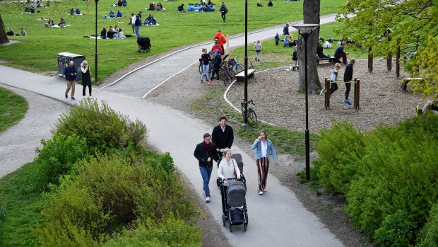 Lidé 8. května ve švédském Stockholmu