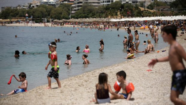 Všichni milovníci slunce a vody ovšem musí dodržovat pravidla společenského odstupu.