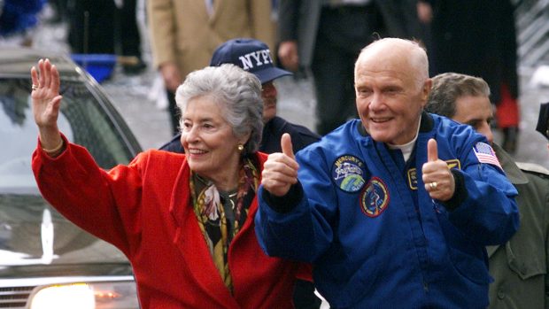 Astronaut John Glenn s manželkou Annie na archivním snímku v roce 1998