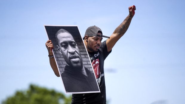 Tony L. Clark drží fotografii George Floyda. Protesty v Minneapolisu pokračovaly třetí den