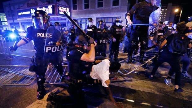 Čtvrtá noc nepokojů v americkém městě Memphis (30. května 2020)