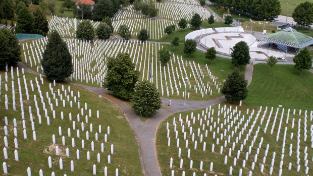 Letecký pohled na Pamětní centrum v Potočari poblíž Srebrenice v Bosně a Hercegovině