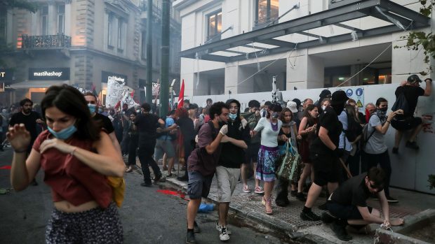 Policie rozháněla protesty v Athénách slzným plynem