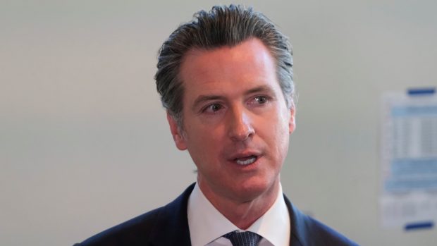 Kalifornský guvernér Gavin Newsom opět zpřísňuje opatření proti koronaviru.