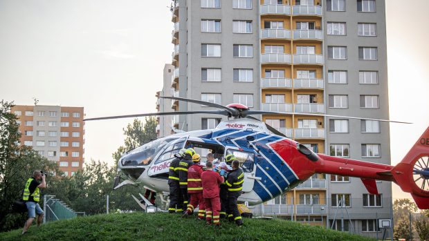 Zraněné a popálené lidi z panelového domu transportovali záchranáři vrtulníkem do nemocnice