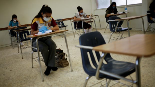 Studenti během zkoušek v mexickém městě Ciudad Juárez dodržují sociální distanc. (Fotografie z 10. srpna)