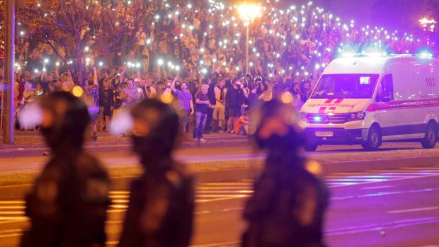 Proti demonstrantům opět zasahuje policie.