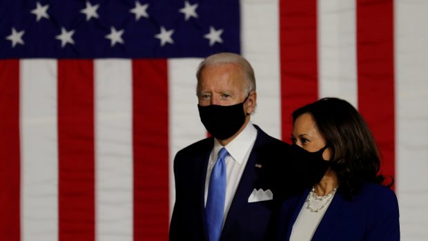 Joe Biden a Kamala Harrisová během shromáždění na škole v Bidenově rodném Wilmingtonu ve státě Delaware