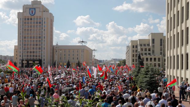 Na akci na Lukašenkovu podporu se na námětí Nezávislosti v Minsku sešly podle agentury AFP i TASS tisíce lidí