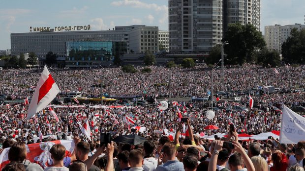 Protestů v Minsku se účastní na stovky tisíc lidí.