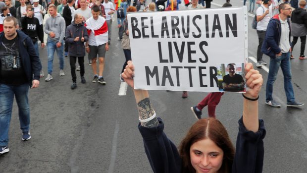 „Na životech Bělorusů záleží,“ stojí na transparentu jedné z demonstrantek.