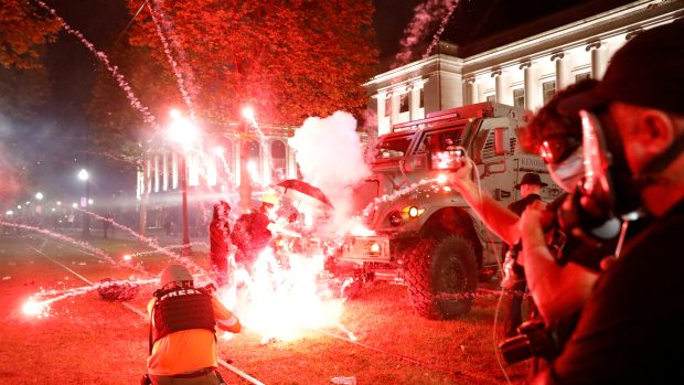 Ve městě Kenosha ve státě Wisconsin se už třetí noc protestovalo kvůli zranění černocha Jacoba Blakea policií