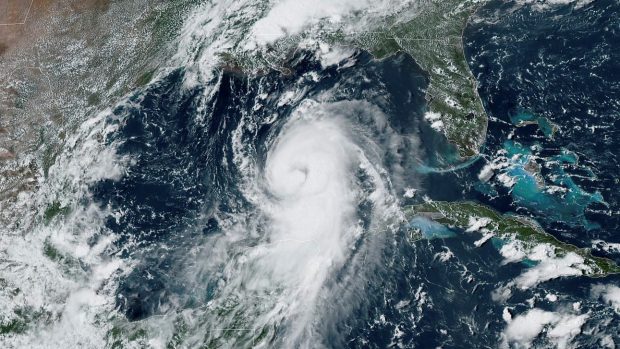 Hurikán Laura zesílil na čtvrtý stupeň. Jižní pobřeží USA nejspíše zasáhne extrémní vichr a bleskové záplavy, uvedlo Národní středisko pro hurikány.