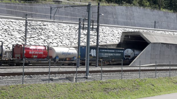 Švýcarsko otevřelo železniční tunel dlouhý přes 15 kilometrů. Vede skrz Alpy a má šetřit planetu