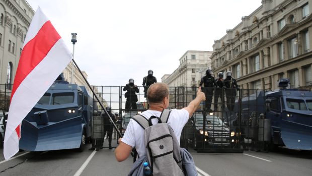 Pouze Lukašenkovu rezidenci, kam část demonstrantů zamířila, střeží deset obrněných transportérů, uvedla agentura Interfax.