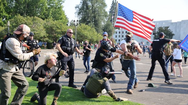 V Salemu, který je hlavním městem amerického státu Oregon, se střetli podporovatelé prezidenta Donalda Trumpa s demonstranty proti rasismu