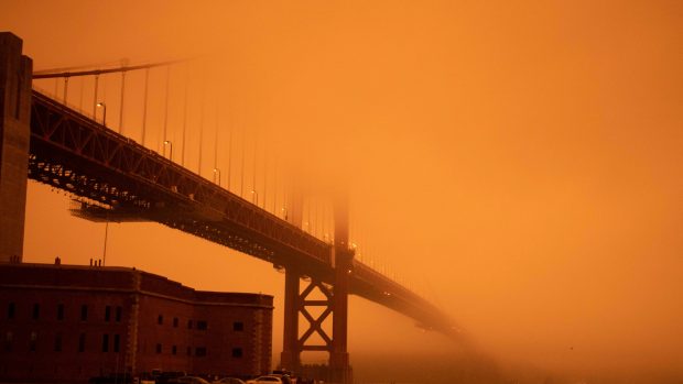 Nebe nad San Franciscem hoří. Nebo tak aspoň vypadá. Město se kvůli rozsáhlým požárům ponořilo do oranžovo-rudého oparu a dříve charakteristické znaky města jakoby zmizely. Oheň se přitom kvůli přírodním podmínkám a rozsahu nedaří hasičům dostat pod kontrolu